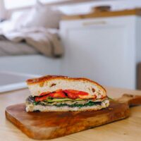 Focaccia-Sandwich mit Olivenpesto